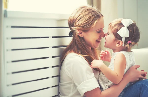 Gelukkige liefdevolle familie. moeder en kind spelen, kussen en hugg — Stockfoto