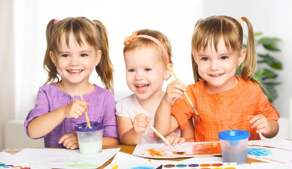 Gelukkig weinig meisjes in de kleuterschool tekenen verven — Stockfoto