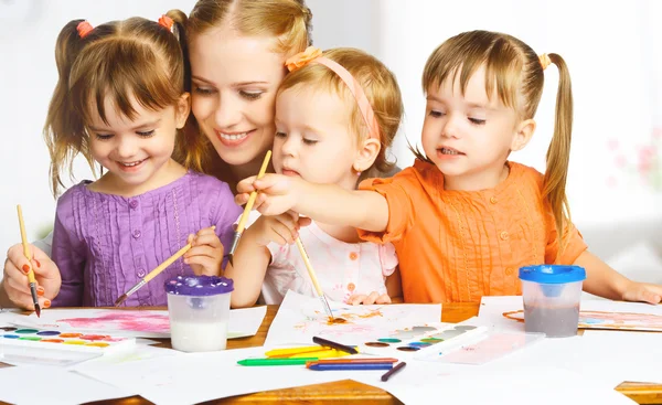 Enfants jumelles dessinent des peintures avec sa mère à la maternelle — Photo