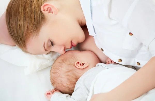 Dormir juntos y amamantar a la madre y al bebé recién nacido en b —  Fotos de Stock