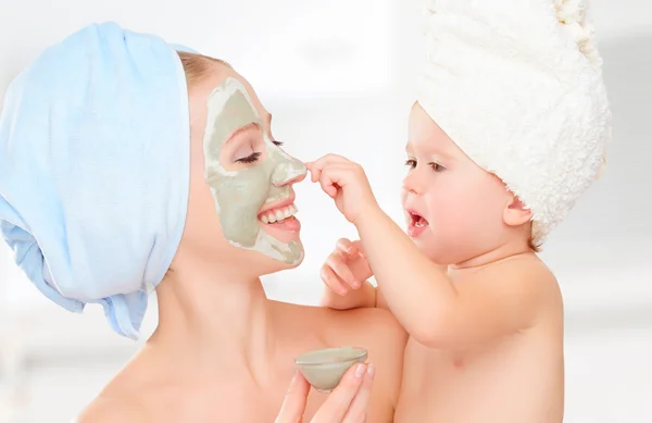 Tratamiento de belleza familiar en el baño. madre e hija bebé g —  Fotos de Stock