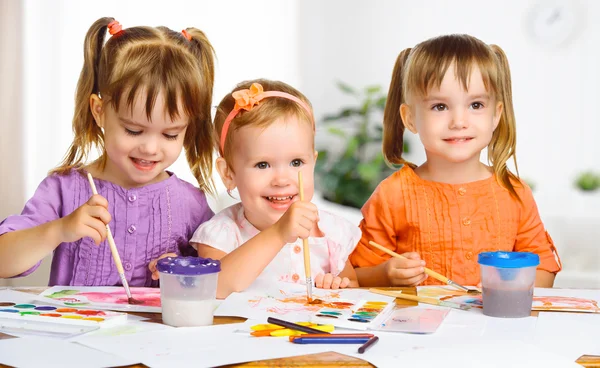 Gelukkig weinig meisjes in de kleuterschool tekenen verven — Stockfoto