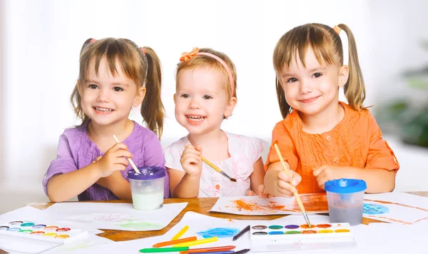 Happy little girls in kindergarten draw paints — Stock Photo, Image