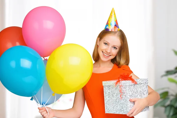 День рождения. счастливая женщина с мячами и подарком — стоковое фото