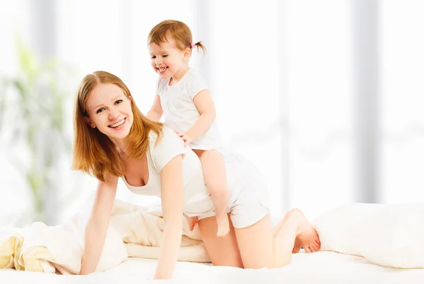 Boldog család anya és gyermeke lánya játszik, és nevetve bab — Stock Fotó