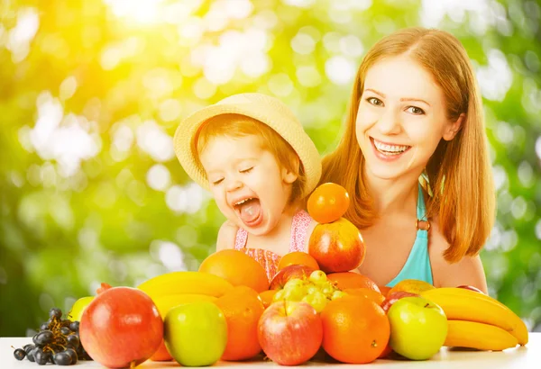 Healthy vegetarian food. happy family mother and baby daughter w — Stock Photo, Image