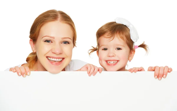Feliz familia madre hijo hija con blanco cartel en blanco —  Fotos de Stock