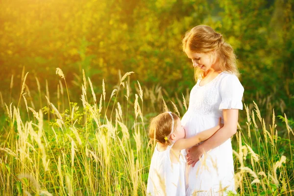 Famille heureuse, mère enceinte et fille petit enfant en summ — Photo