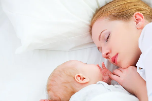 Bebé recién nacido y madre durmiendo juntos — Foto de Stock