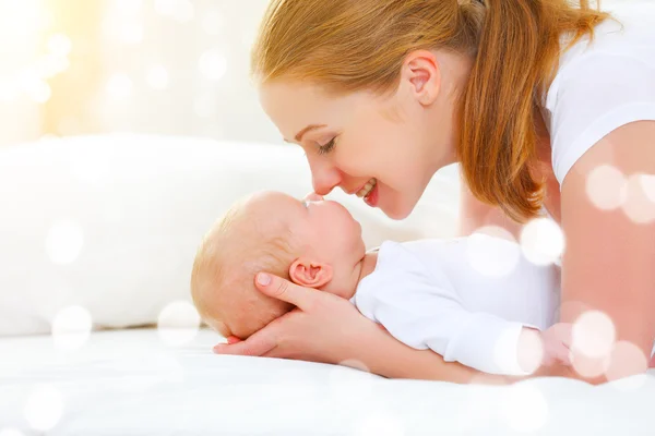 Feliz familia madre jugando con el bebé recién nacido —  Fotos de Stock