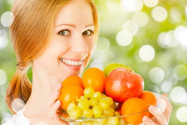 健康的素食食品。一盘水果在苏幸福女人 — 图库照片