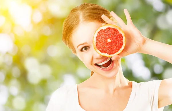 Счастливая смешная девушка с грейпфрутом — стоковое фото