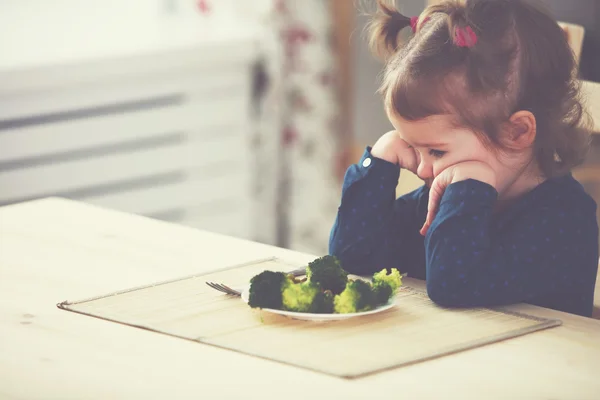 Niña no le gusta y no quiere comer verduras —  Fotos de Stock