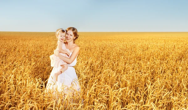 Happy family in summer nature. Mother and baby daughter in the w — Stock Photo, Image