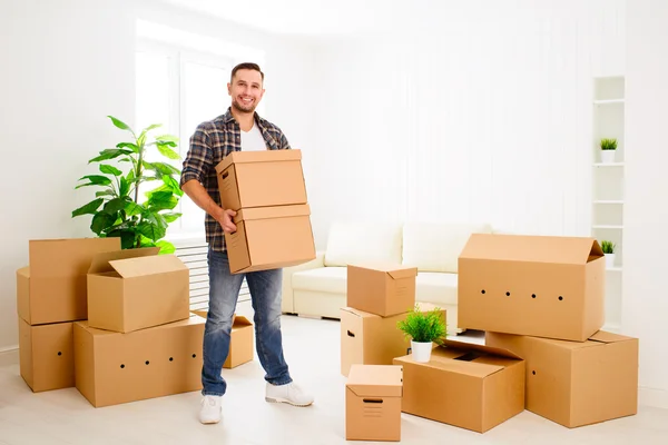 Moving to a new apartment. happy man with cardboard boxes — Stock Photo, Image