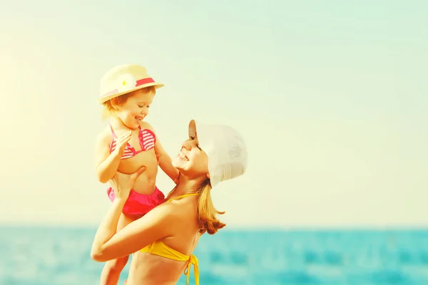 Famille heureuse sur la plage. mère et fille enfant — Photo