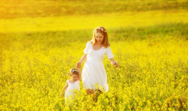 Família feliz, mãe e filho l pequena filha correndo em mea — Fotografia de Stock