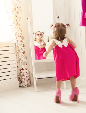 küçük kız çocuk fashionista evde aynaya bakıyorum