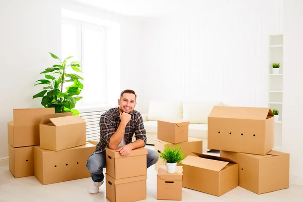 Verhuizen naar een nieuw appartement. gelukkig man met kartonnen dozen — Stockfoto