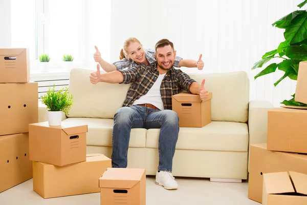 Mozog egy új lakás. Boldog családi pár és kartondobozban — Stock Fotó