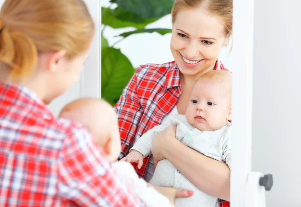 母親と赤ちゃんが自宅の鏡で見てください。 — ストック写真