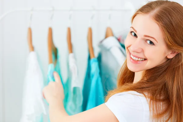 Женщина выбирает одежду в своем шкафу — стоковое фото