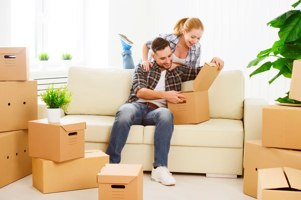 Me mudo a un apartamento nuevo. Familia feliz pareja y caja de cartón — Foto de Stock