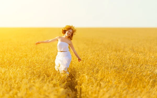 Happy woman enjoying summer outdoors in wheat — Stock Photo, Image