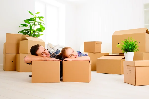 Verhuizen naar een nieuw appartement. moe familie paar en kartonnen doos — Stockfoto