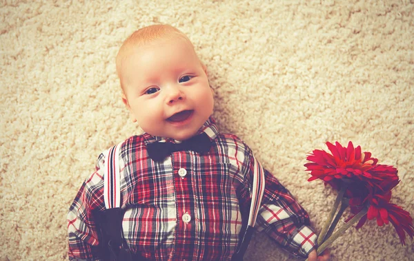 Noworodek szczęśliwy chłopiec Pan z kwiatem — Zdjęcie stockowe