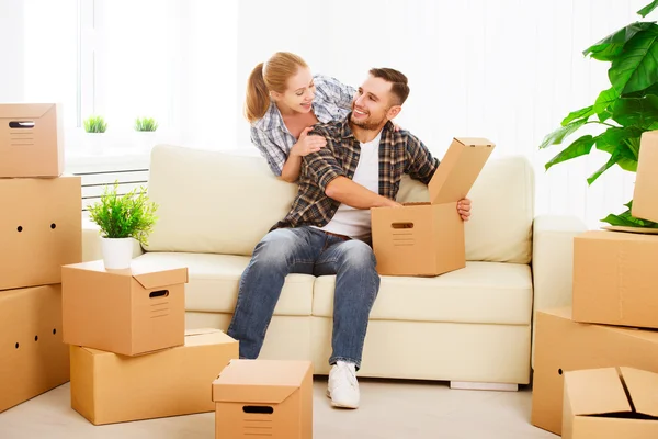 Flytta till en ny lägenhet. Lyckliga familjen paret och kartong — Stockfoto