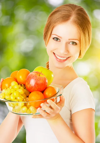 健康的素食食品。一盘水果在苏幸福女人 — 图库照片