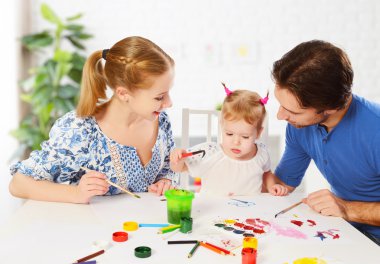mutlu bir aile: Anne, baba ve çocuk kızı çizmek boyalar