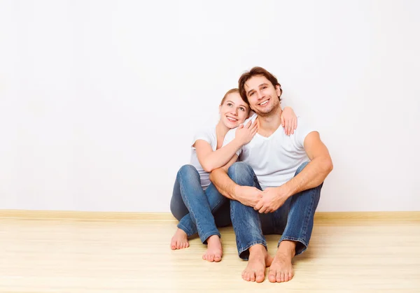 Concept:  housing and mortgage for young families. couple on emp — Stock Photo, Image