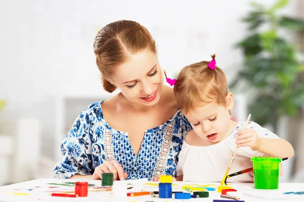Anne ve çocuk kızı çizmek boyalar — Stok fotoğraf