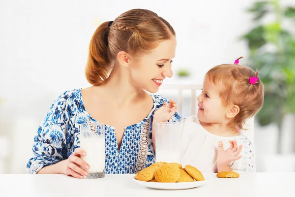 Família feliz mãe e bebê filha menina no café da manhã: biscoito — Fotografia de Stock