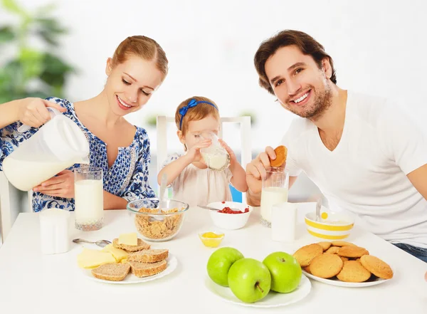 Счастливая семья матери, отца, маленькой дочери, имеющей завтраки — стоковое фото