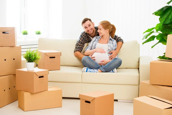Verplaatsen naar nieuwe appartement. familie zwangere vrouw en man met — Stockfoto
