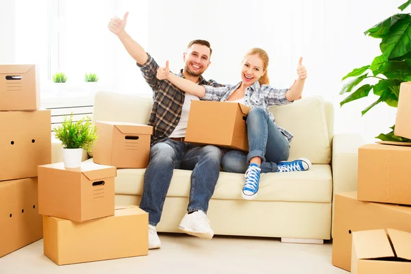 Me mudo a un apartamento nuevo. Familia feliz pareja y caja de cartón —  Fotos de Stock