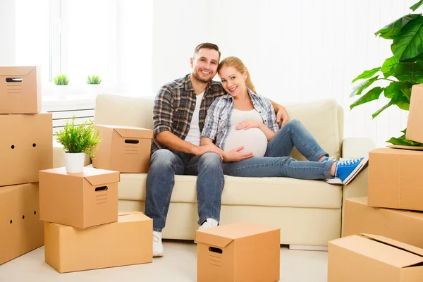 Déménagement dans un nouvel appartement. famille femme enceinte et mari avec — Photo