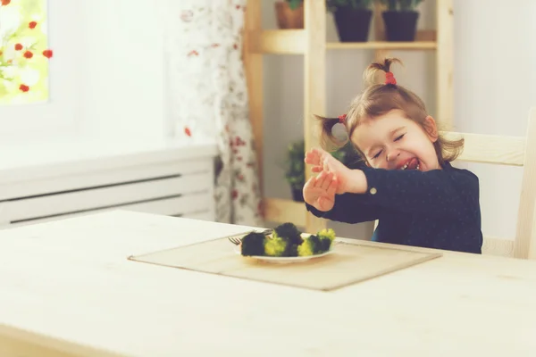 Dziecko dziewczynka nie tak i nie chce jeść warzyw — Zdjęcie stockowe