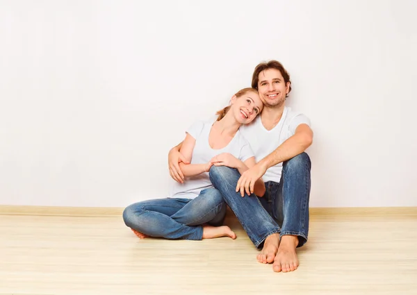 Concepto: vivienda e hipoteca para familias jóvenes. pareja en emp — Foto de Stock