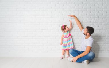 kavram. Baba çocuk kızı bir duvar, büyüme ölçer