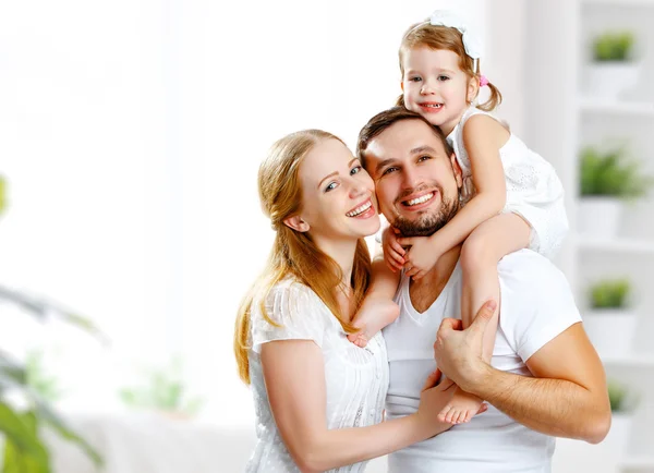 Família feliz mãe, pai, criança em casa — Fotografia de Stock