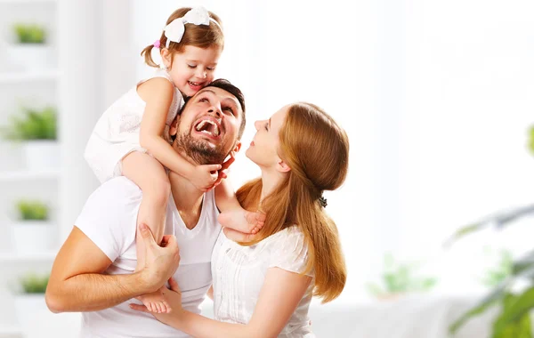 Família feliz mãe, pai, criança em casa — Fotografia de Stock