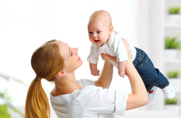 Gelukkige familie moeder gooit van kind baby thuis — Stockfoto