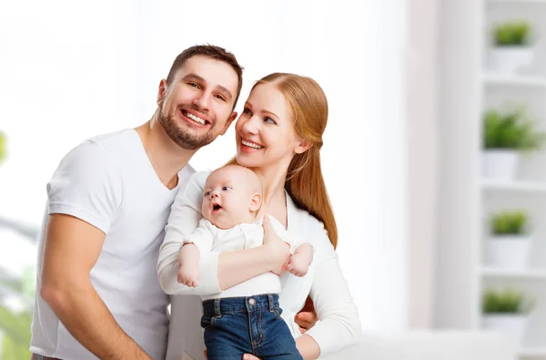 Boldog család anya, apa és fia, baba otthon — Stock Fotó