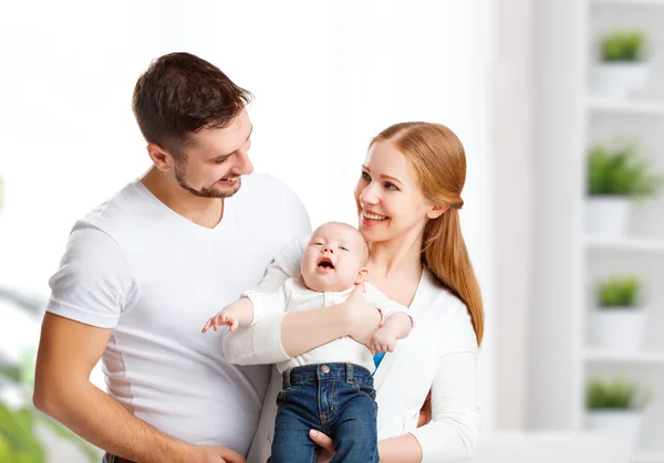 Feliz familia madre, padre e hijo, bebé en casa —  Fotos de Stock