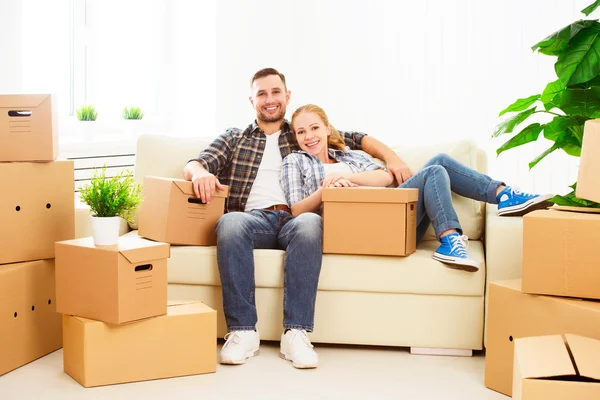 Mozog egy új lakás. Boldog családi pár és kartondobozban — Stock Fotó