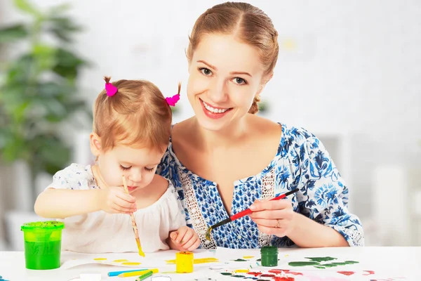 Madre e figlia bambino disegnare vernici — Foto Stock